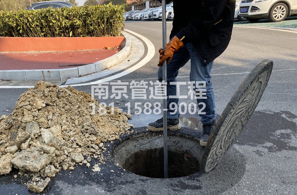 306广州路管道油块清理